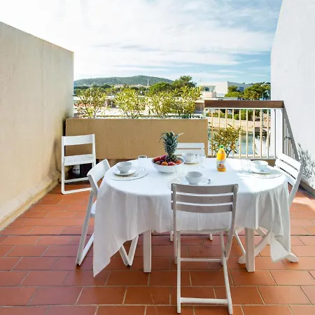 아파트 Le Port De By Interhome
